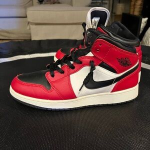 Nike Air Jordan 1 Mid Chicago Black Toe GS 554725-069 Sz 7Y equates to women 8.5